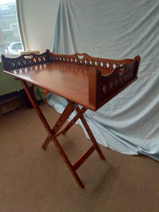 Mesa em madeira maciça