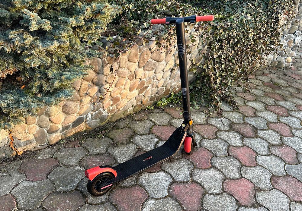 Електросамокат Ninebot KickScooter ES1LD (250 Вт / колеса 8")