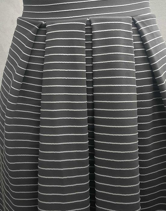 Продам ошатну жіночу спідницю, р.S-M, Miss Selfridge
Miss Selfridge
