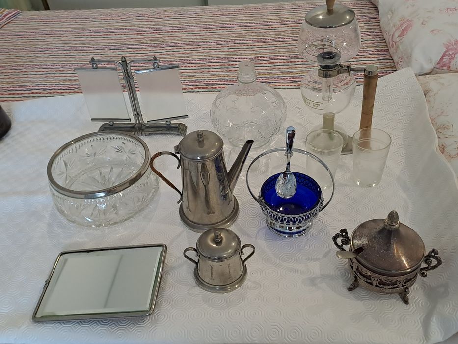 Várias peças decorativas e de uso Antigas