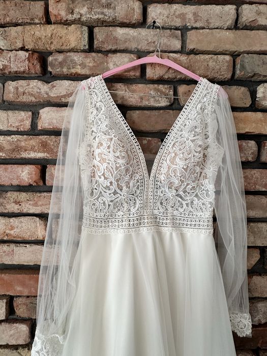 Suknia slubna z tiulowymi rekawkami