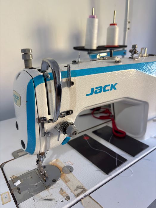Máquina de Costura Industrial JACK F4 com Mesa e Pedal