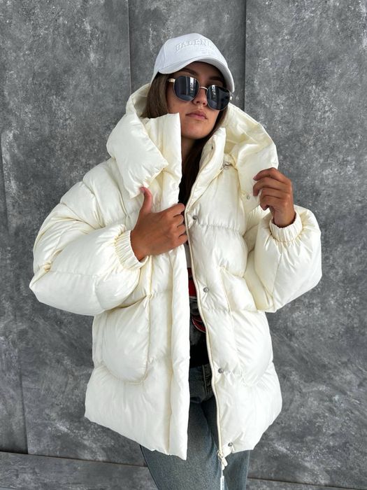 Пожовжена біла куртка пуфер
