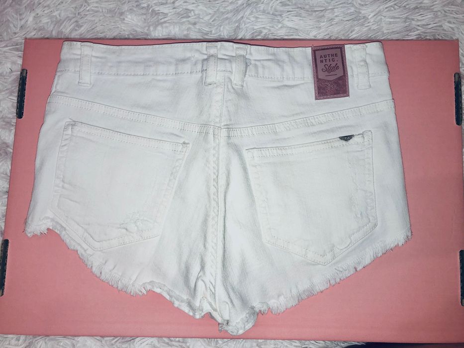 Białe krótkie spodenki szorty BERSHKA NOWE