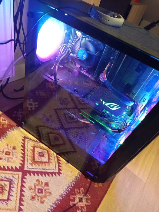 Komputer + słuchawki myszka klawiatura i podkładka