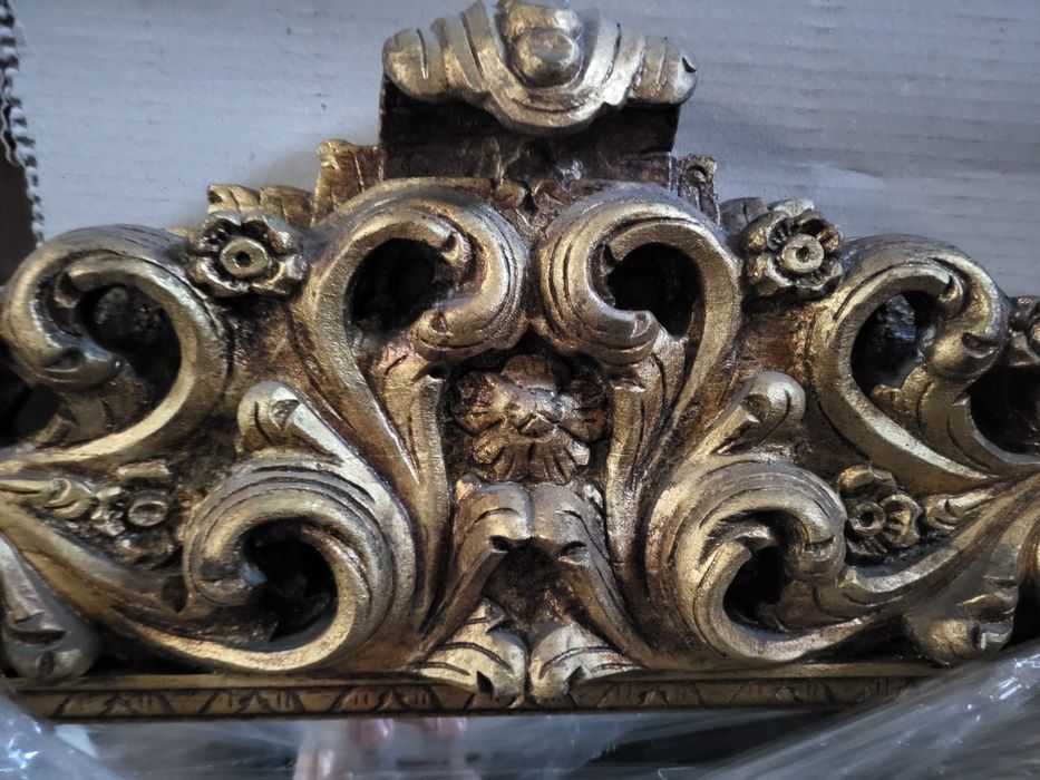 Espelho em talha dourada