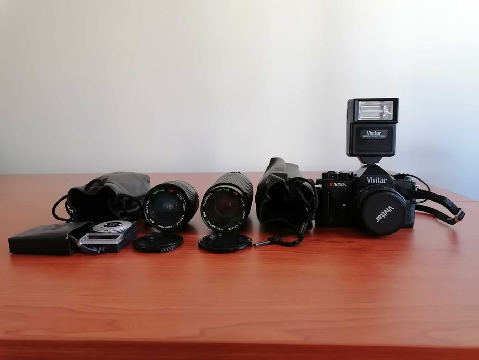 Máquina fotográfica analógica Vivitar 3000S com diversos acessórios