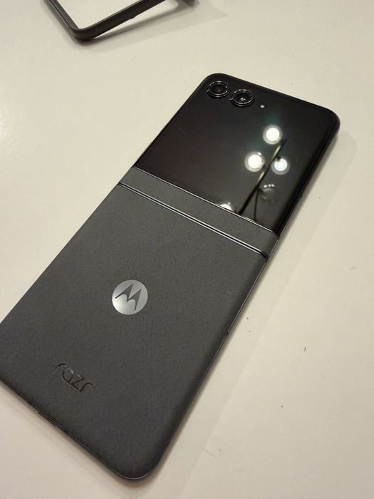 Motorola Razr 50 256 GB jak nowy gwarancja