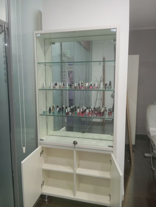 Duas vitrines de cabeleireiro em vidro