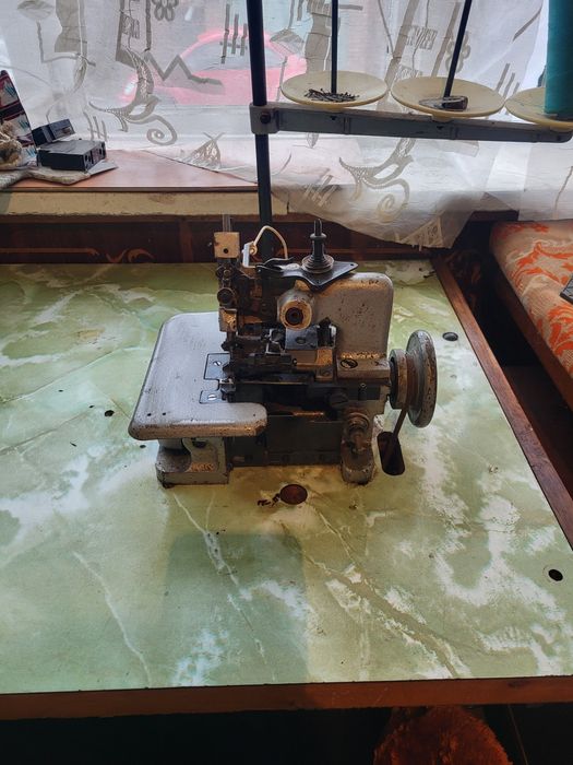 Оверлог швейна машинка