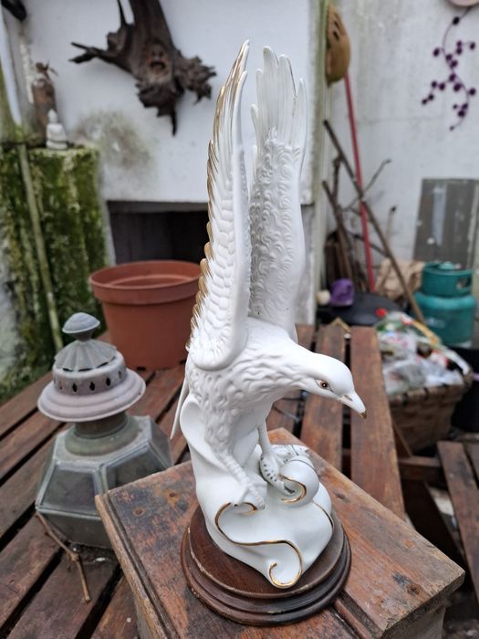 Escultura, figura. Águia com peixe.