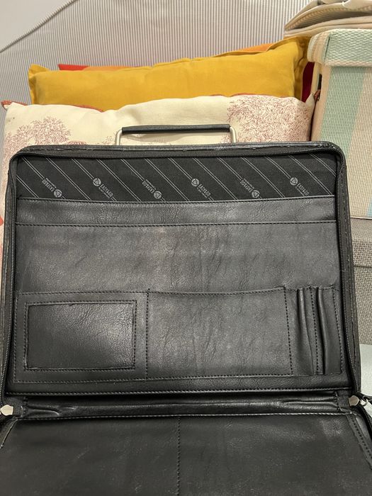 Pasta/mala preta, em pele