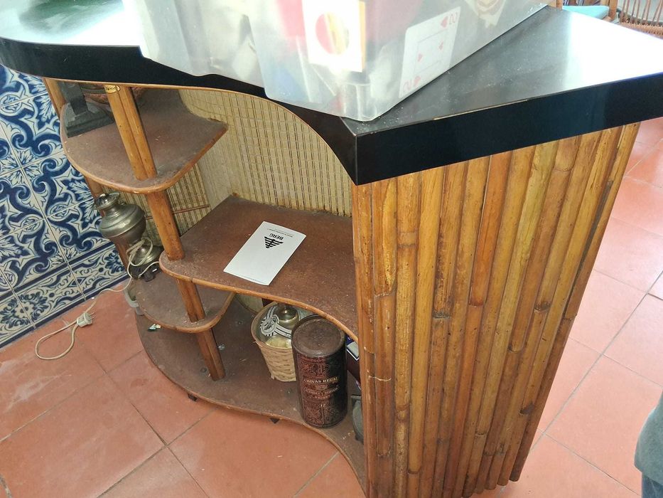 Mesa, cadeiras e bar de Bambu