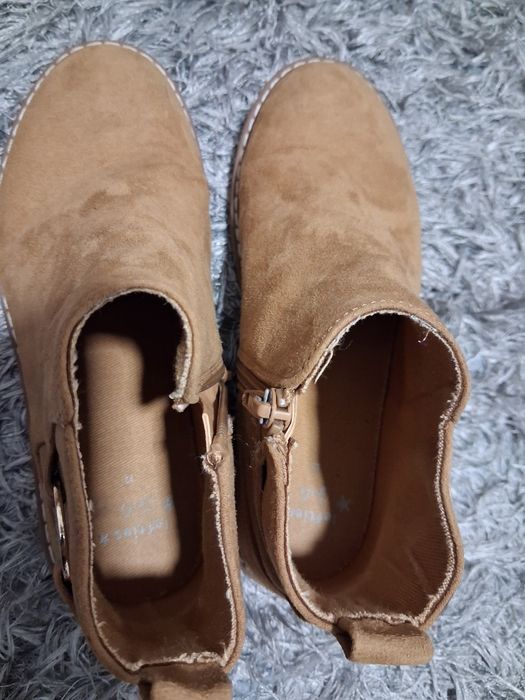 Botas tamanho 32 e sandalias tamanho 32