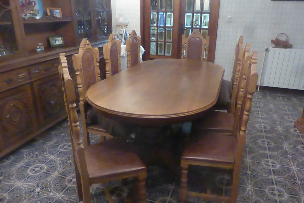 Estantante da sala com mesa e 8 cadeiras