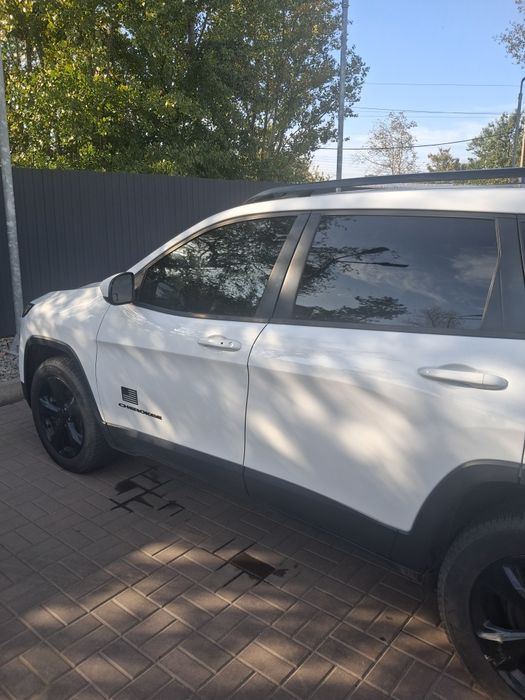 Продам автомобіль Jeep Cherokee
