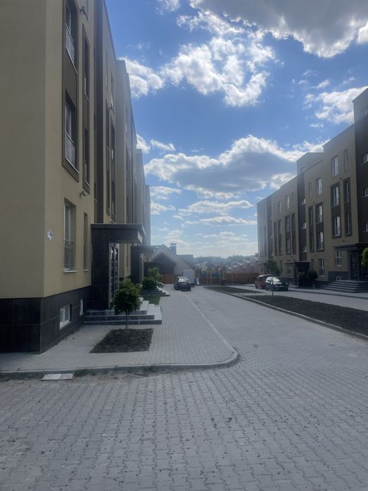 Продам гараж в житловому будинку високий під грузове авто