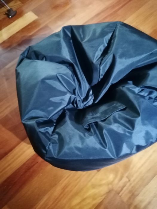 Pouf preto  estilo moderno para  decorar a sua casa