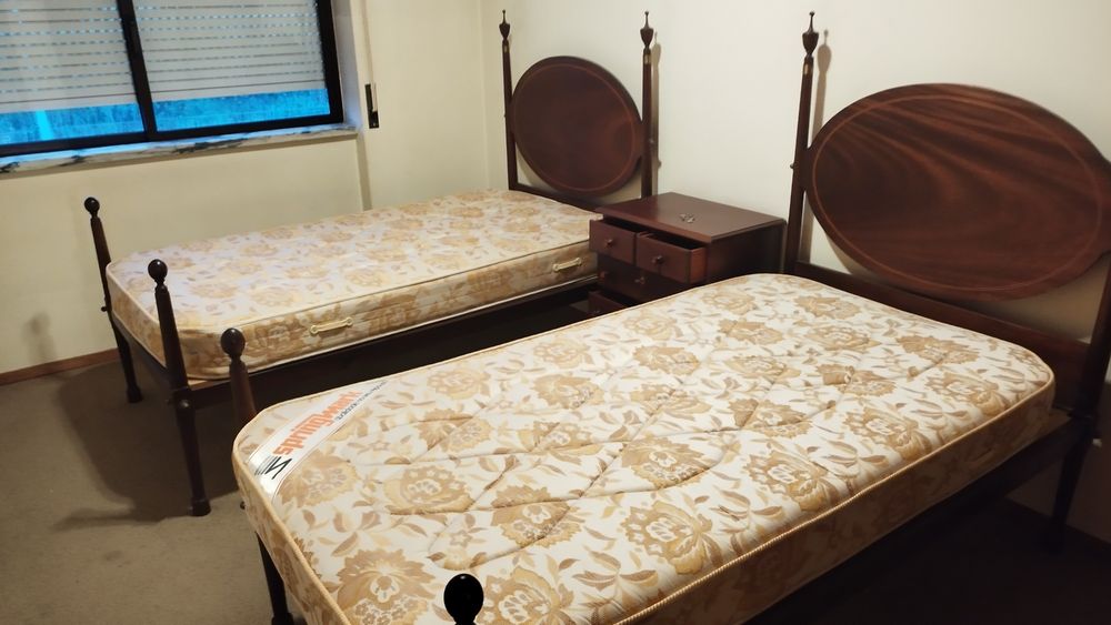 Mobília de quarto c/ 2 camas individuais em mogno