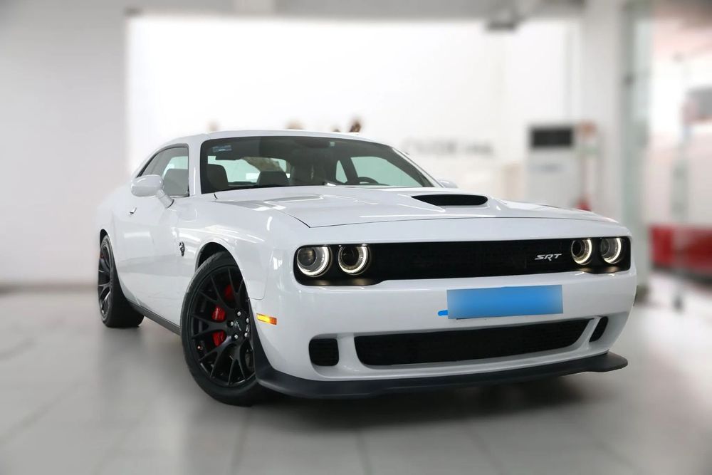 Dodge Challenger Auto SRT Hellcat