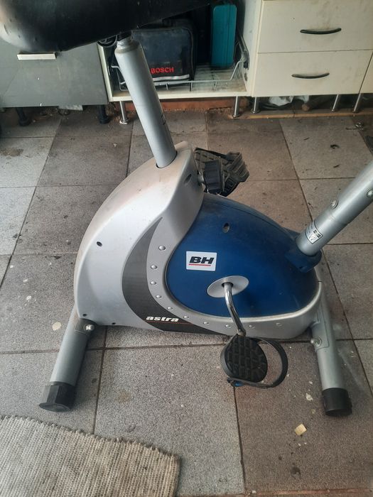 Bicicleta estática digital marca BH negociável.