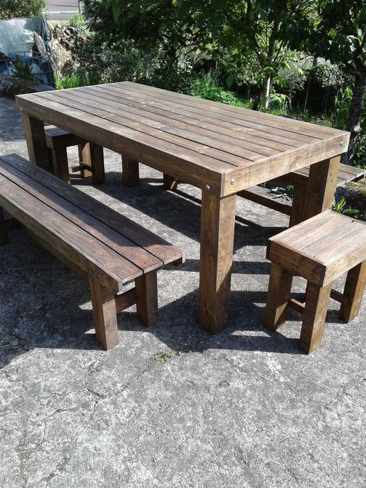 Mesa com bancos rústicos