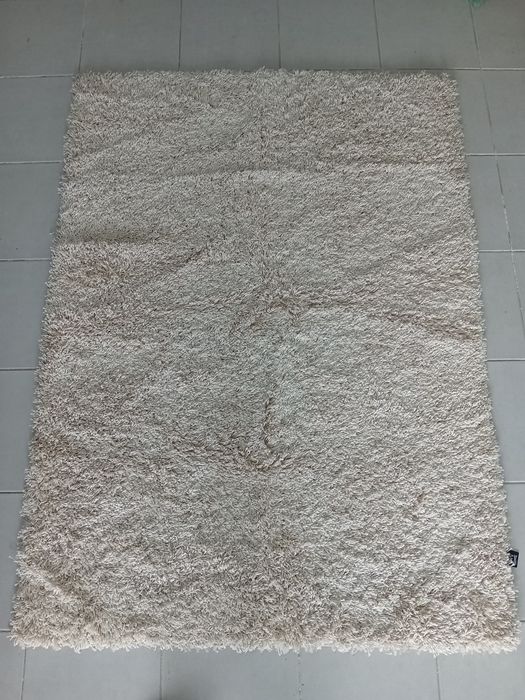 Tapete bege pêlo alto