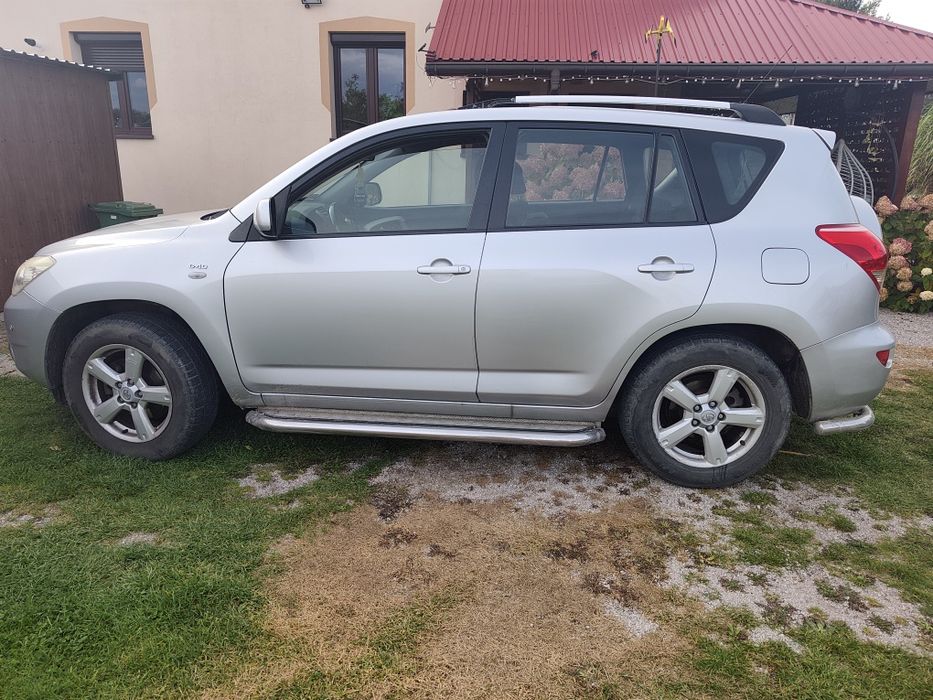 Toyota RAV4 2.2 srebrny metalik