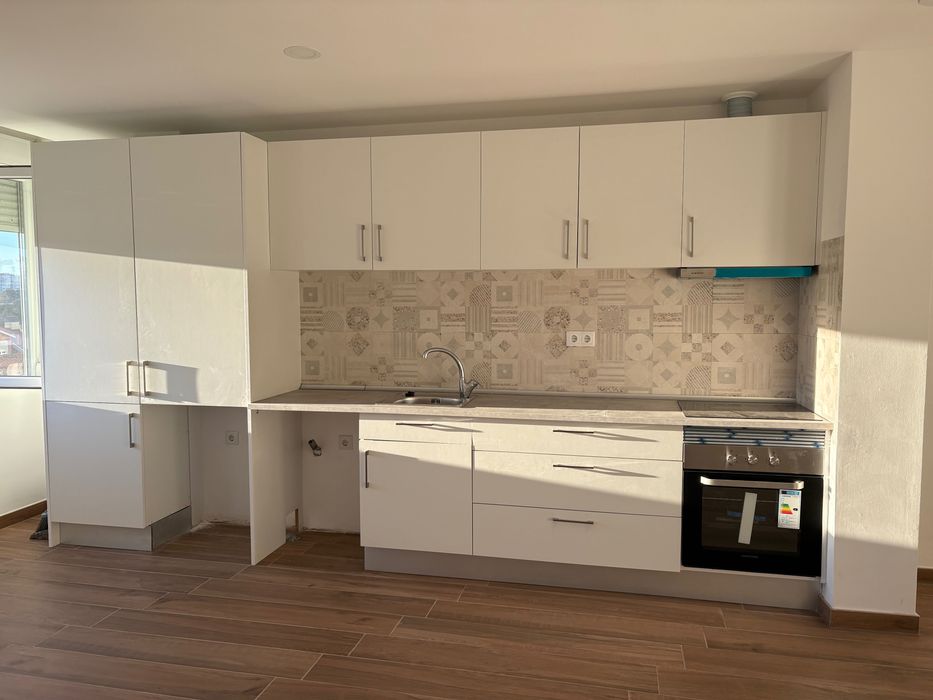 Conjunto cozinha: móveis, pedra de bancada e forno + placa, NOVOS