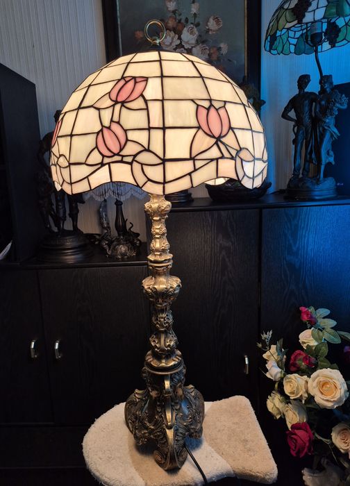 Secesja bardzo ciężka lampa mosiężna gabinetowa z abażurem witrażowym