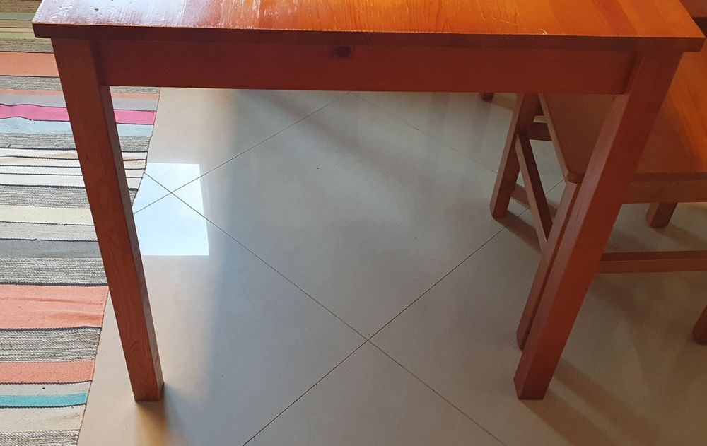 Mesa de cozinha em madeira