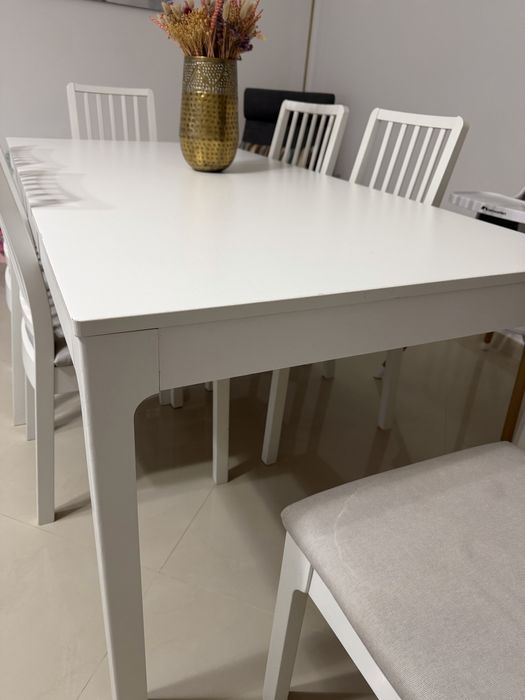 Mesa branca extensivel com 6 cadeiras