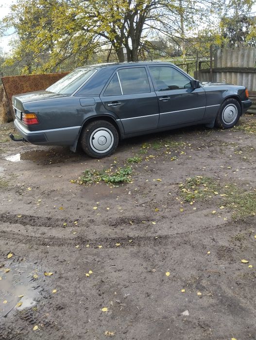 Mercedes w124 в кузові седан 1992 року випуску