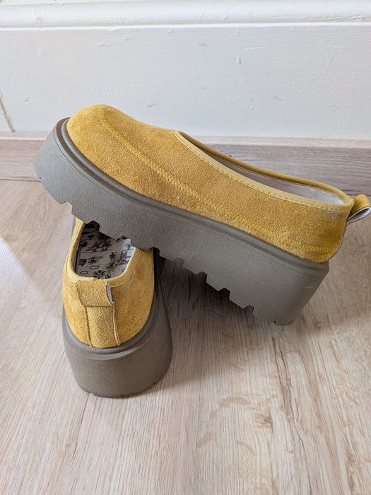 Sapatilhas e sapatos novos.