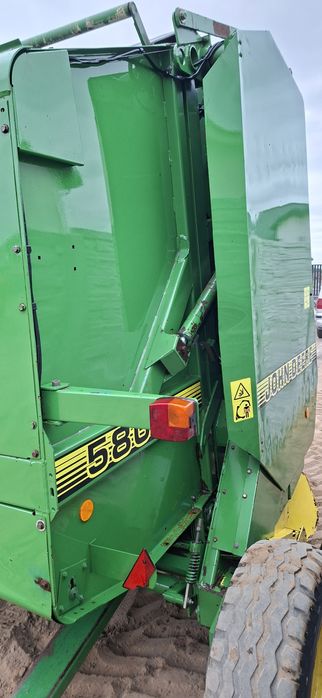 Prasa rolująca John Deere 580 szeroki podbieracz.