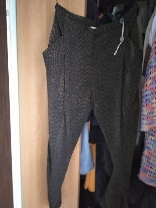 Włoskie eleganckie spodnie damskie. 44