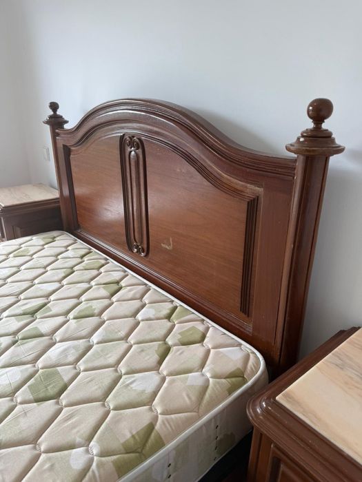 Cama + colchão + duas mesas de cabeceira