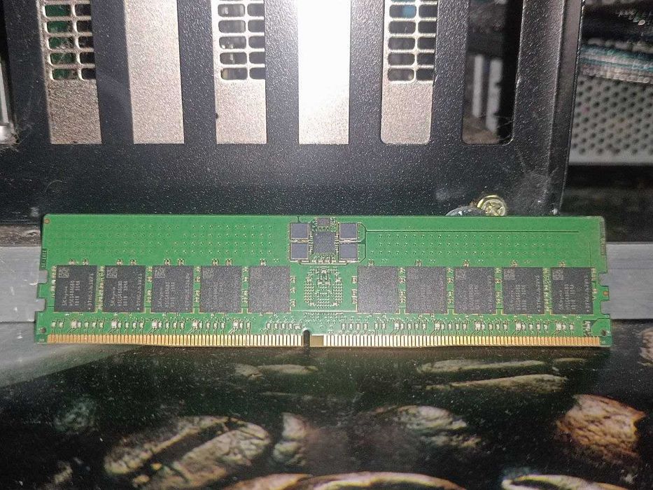 Серверна оперативна память DDR5 REG ECC 32Gb 5600 Hynix HMCG88AGBRA190