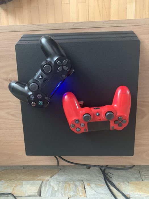 Ps4 pro, + два геймпади, та гра Crash bandicut