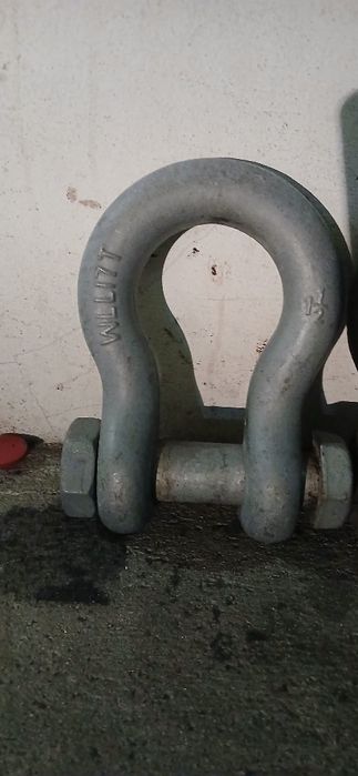 Tres Manilhas de alta resistencia duas usadas em bom estado una nova