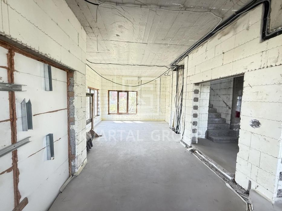 Продаж будинку 180 м² на 11 сотках з гаражем, підвалом 105 м² та укриттям в Блиставиці.
