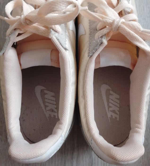 Оригінальні жіночі атласні кросівки Nike
