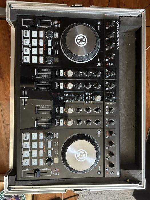 Traktor Kontrol S4 Mk2 + caixa de transporte