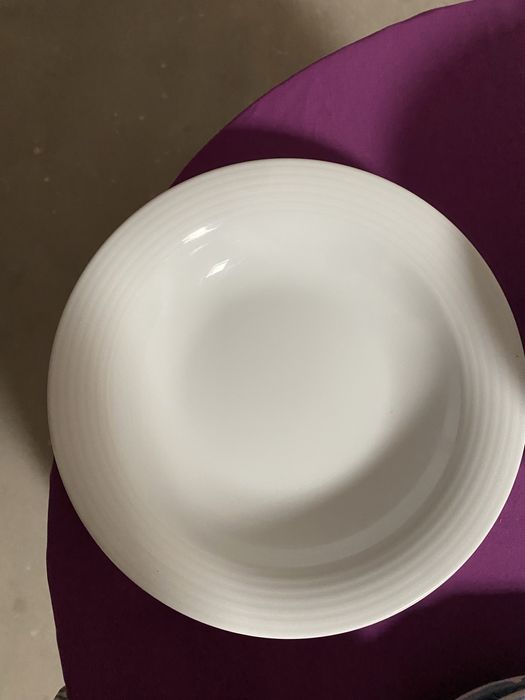 Pratos de sopa brancos