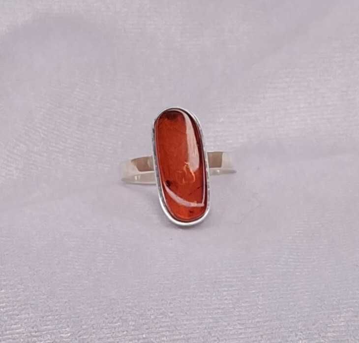 Srebrny pierścionek z bursztynem