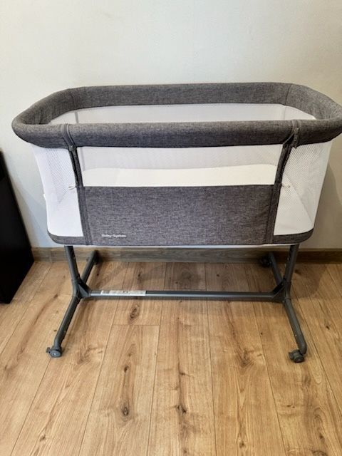 Łóżeczko dziecięce z materacem w bardzo dobrym stanie. Odbiór osobisty