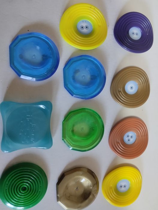 (J) Tazos de vários temas