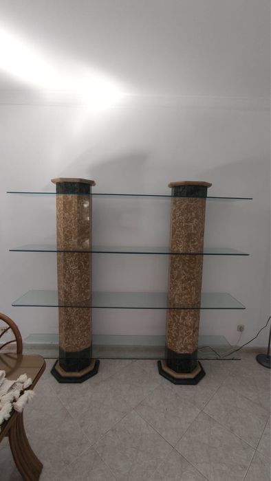 Estante de coluna de ceramica com prateleiras
