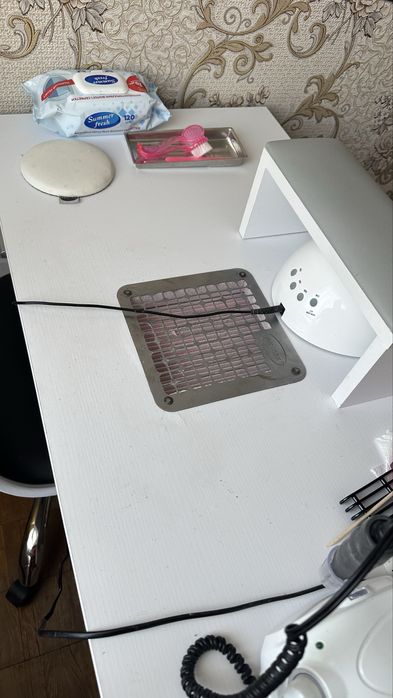 Срочно! Маникюрный стол с вытяжкой со стульями