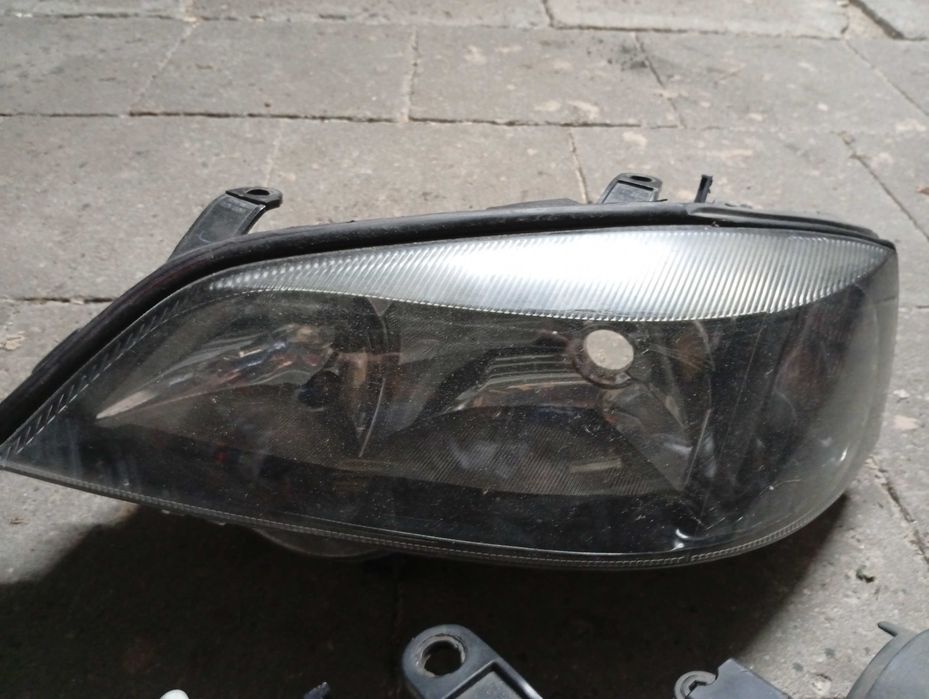 Sprzedam lampy przednie prawa i lewa